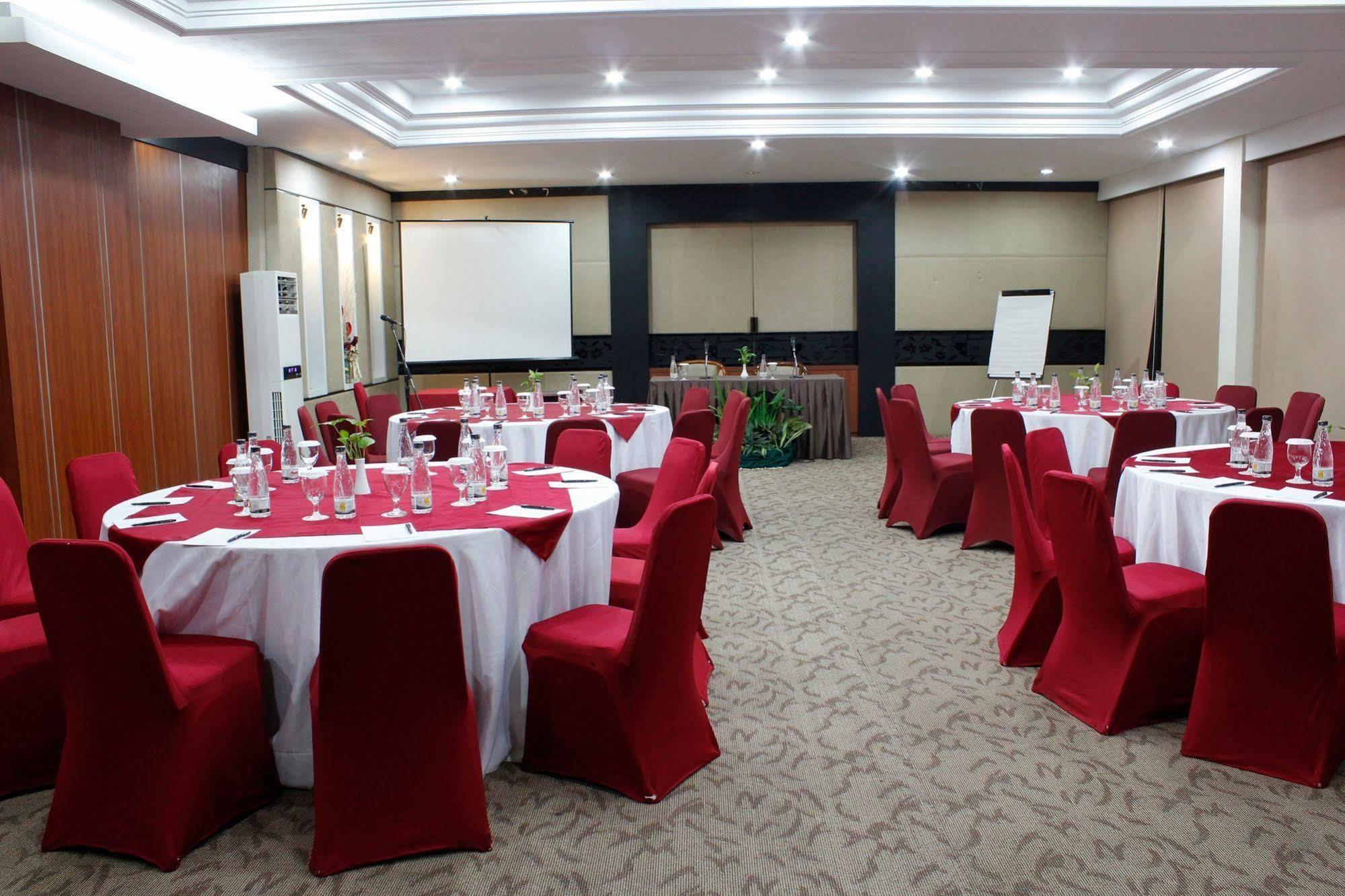 Singgasana Hotel มากาซาร์ ภายนอก รูปภาพ